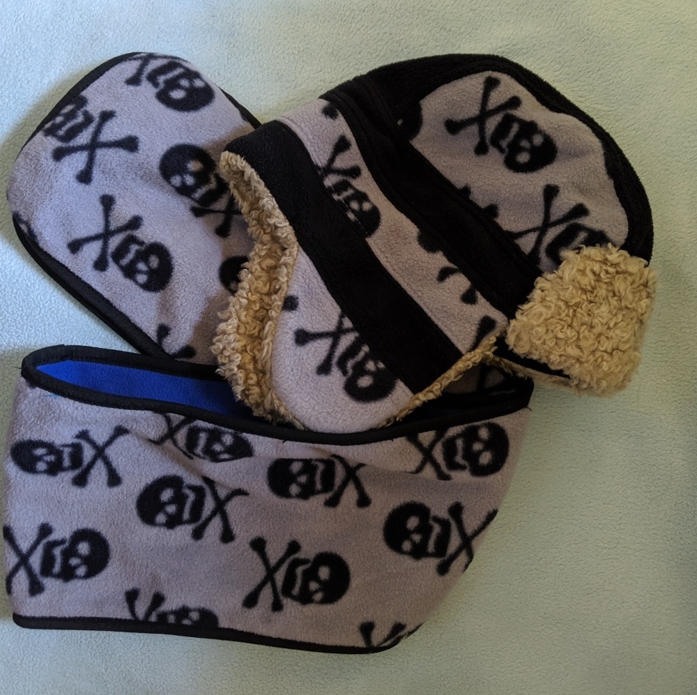 Boys GAP KIDS fleece hat & scarf set skulls S/M